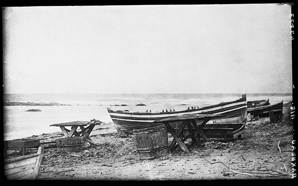 Bateaux de pêche et tables utilisées pour
découper le poisson à Tourelle, 1918, Musée canadien de l’histoire, Fonds Marius Barbeau, 43873