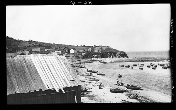 Bateaux et pêcheurs à Rivière-au-Renard,
Gaspésie, 1922, Musée canadien de l’histoire, Fonds Marius Barbeau, 57436.