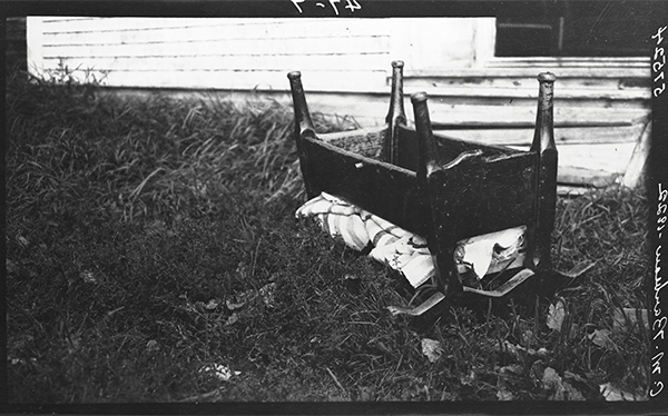 Berceau dans la cour de la maison appartenant à Johnny Babin à Rivière-Caplan en Gaspésie, 1922, Musée canadien de l’histoire, Fonds Marius Barbeau, 57524