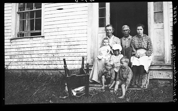Famille de Johnny Babin à Rivière-Caplan en Gaspésie, 1922, Musée canadien de l’histoire, Fonds Marius Barbeau, 57525.