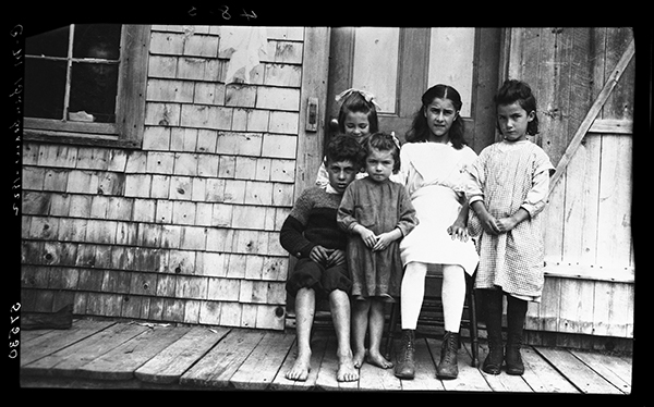Famille de jeunes enfants près de Caplan, Gaspésie, 1922, Musée canadien de l’histoire, Fonds Marius Barbeau, 57530.