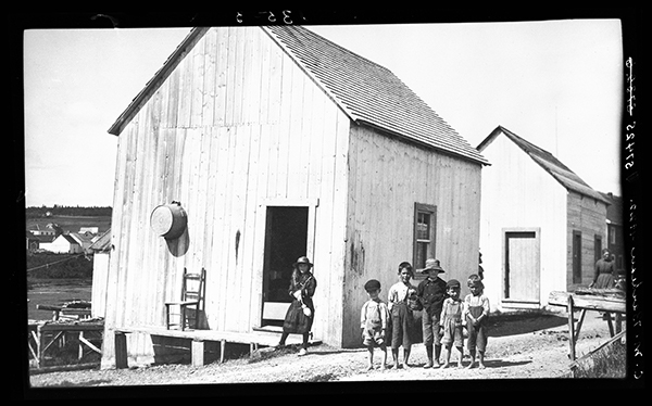 Enfants de la famille Denis à Rivière-au-Renard, Gaspésie, 1922, Musée canadien de l’histoire, Fonds Marius Barbeau, 57425.