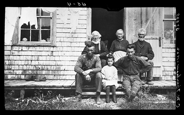 Canadien français d'âge avancé photographié près de Caplan, Gaspésie, 1922, Musée canadien de l’histoire, Fonds Marius Barbeau, 57529.