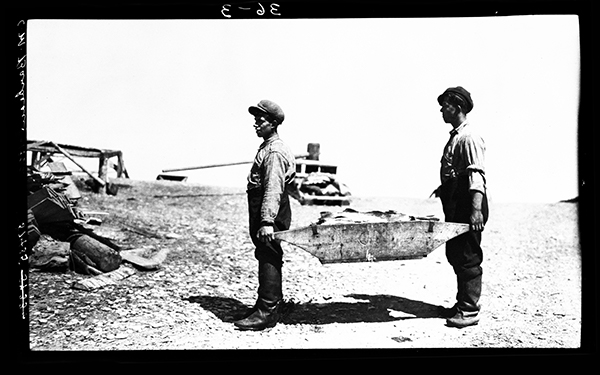 Pêcheurs transportant des chargements de poisson à Rivière-au-Renard, Gaspésie, 1922, Musée canadien de l’histoire, Fonds Marius Barbeau, 57435.