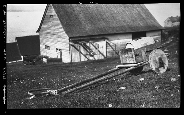 Chariot à eau, Grand-Grève, Gaspésie, 1922, Musée canadien de l’histoire, Fonds Marius Barbeau, 57378.