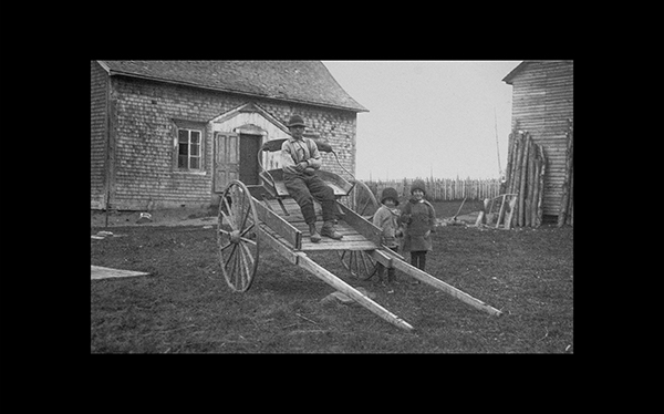 Homme et deux enfants autour d'une charette à Ruisseau-à-Patates, 1918, Musée canadien de l’histoire, Fonds Marius Barbeau, 43848.