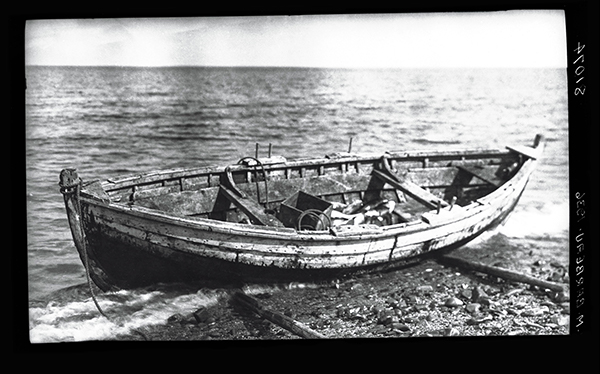 Petit bateau de pêche en bois au Mont-Saint-Pierre, La Haute-Gaspésie, 1935, Musée canadien de l’histoire, Fonds Marius Barbeau, 81074.