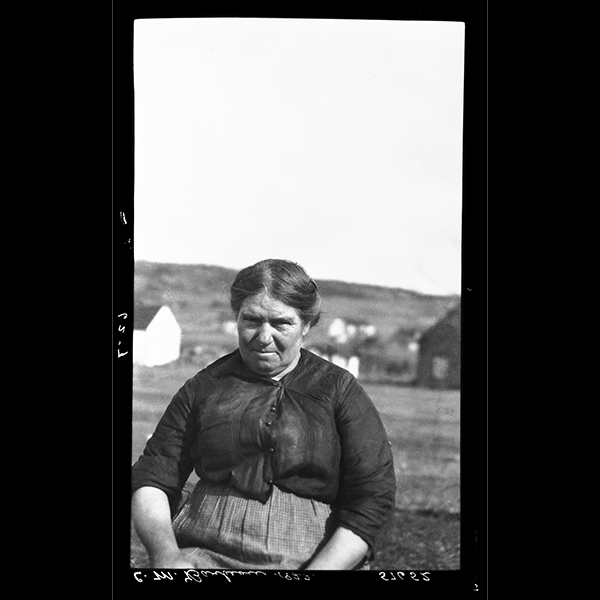 Mme V. Huard à Gascons, Gaspésie, 1922, Musée canadien de l’histoire, Fonds Marius Barbeau, 57652.