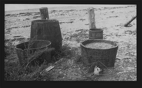 Fabrication de l'huile de foie de morue dans des cuves, 1918, Musée canadien de l’histoire, Fonds Marius Barbeau, 43884.