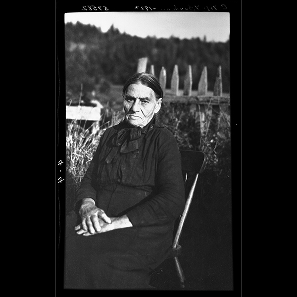 Mme Langlois, une chanteuse à Port-Daniel, Gaspésie, 1922, Musée canadien de l’histoire, Fonds Marius Barbeau, 57582.
