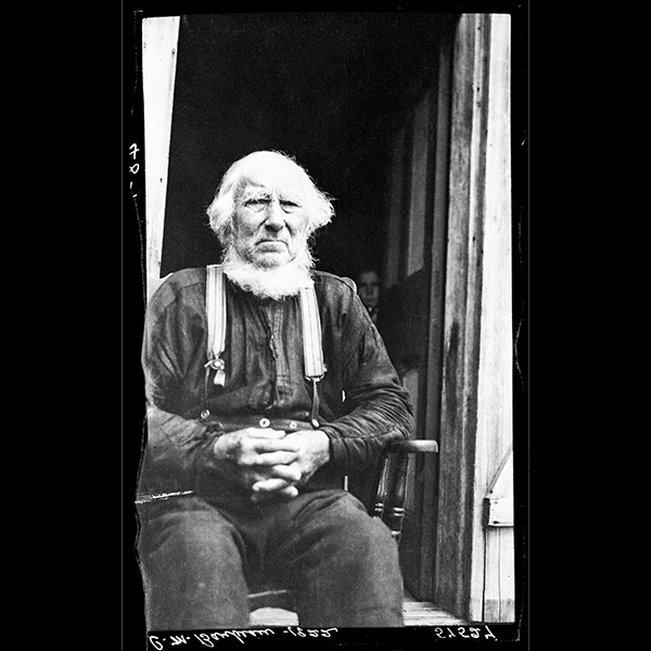 Canadien français d'âge avancé photographié près de Caplan, Gaspésie, 1922, Musée canadien de l’histoire, Fonds Marius Barbeau, 57527.