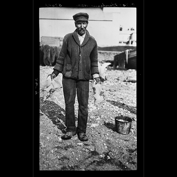 Jérémie Langlois tenant dans ses mains des têtes de morue, Port-Daniel, Gaspésie, 1922, Musée canadien de l’histoire, Fonds Marius Barbeau, 57603.