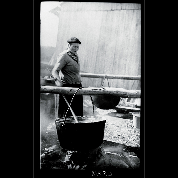 Mme François Lemieux fabriquant du savon près de Cap-Chat, Québec, 1936, Musée canadien de l’histoire, Fonds Marius Barbeau, 81057.